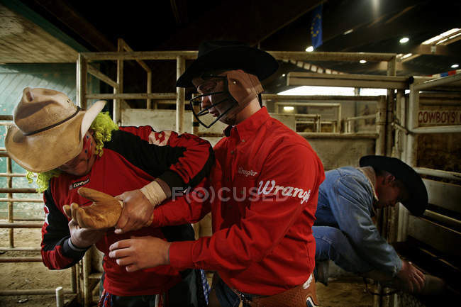 25 de marzo de 2007. Italia, Voghera, rancho Cowboys. Vaqueros preparándose para mostrar y competir - foto de stock