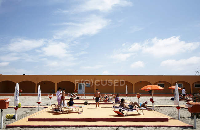 12 de Maio de 2007. Nápoles, Marina di Varcaturo. Pessoas que descansam em cadeiras de praia — Fotografia de Stock