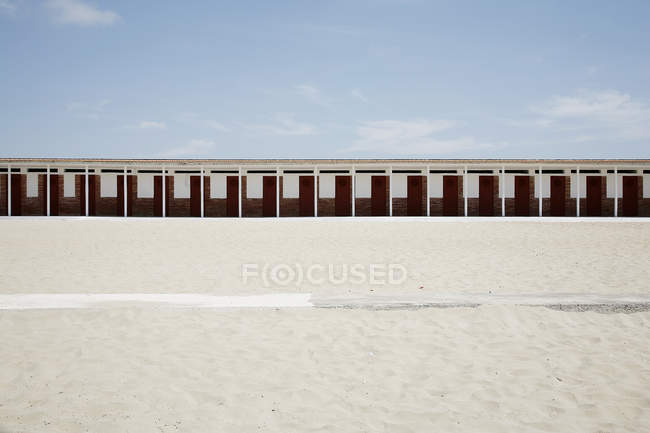 Marina di Varcaturo, Bâtiment sur une plage de sable fin — Photo de stock