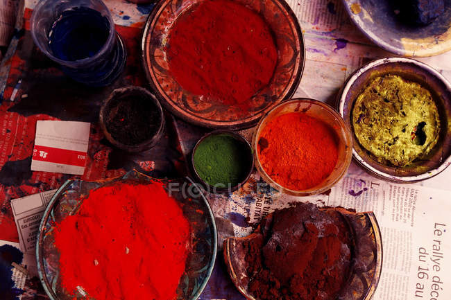 Vista dall'alto di diversi ingredienti colorati per tinture e vernici — Foto stock