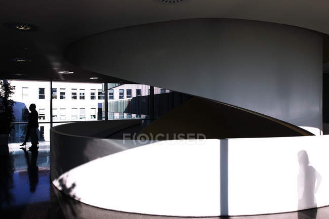 Дневной обзор силуэта, отражения и тени в офисном здании в Милане — стоковое фото