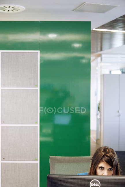 06 dicembre 2013. Milano. Ritratto ritagliato di una donna che lavora con un computer in un ufficio — Foto stock
