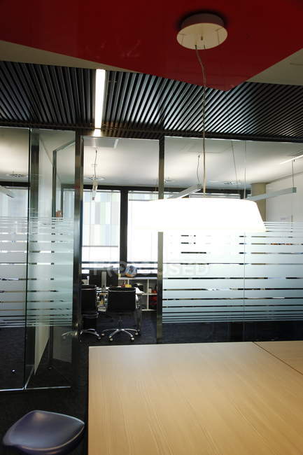 Dezember 06, 2013. milan. geöffneter Raum mit leerem Arbeitsplatz — Stockfoto