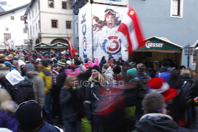 22 de enero de 2011. Austria, Kitzbuhel, Copa del Mundo de esquí alpino. Partidarios reunidos en la calle - foto de stock