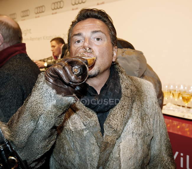 21 de Janeiro de 2011. Áustria, Kitzbuhel. Retrato de homem bebendo vinho e olhando para a câmera — Fotografia de Stock