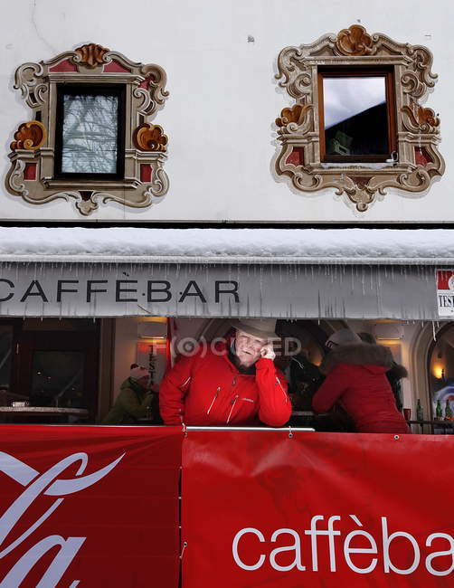 22 gennaio 2011. Austria, Kitzbuhel, Coppa del mondo di sci alpino. Uomo maturo che utilizza il telefono cellulare sulla terrazza del caffè — Foto stock