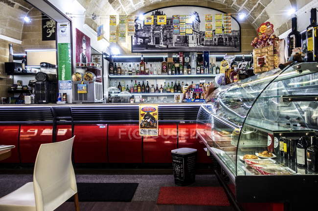 18 de abril de 2017. Itália, Lecce. Café interior com alimentos diferentes em caixas de vidro — Fotografia de Stock