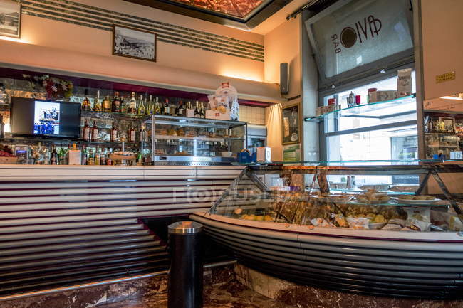 19 de abril de 2017. Italia, Lecce. Café interior con diferentes alimentos en vitrinas - foto de stock