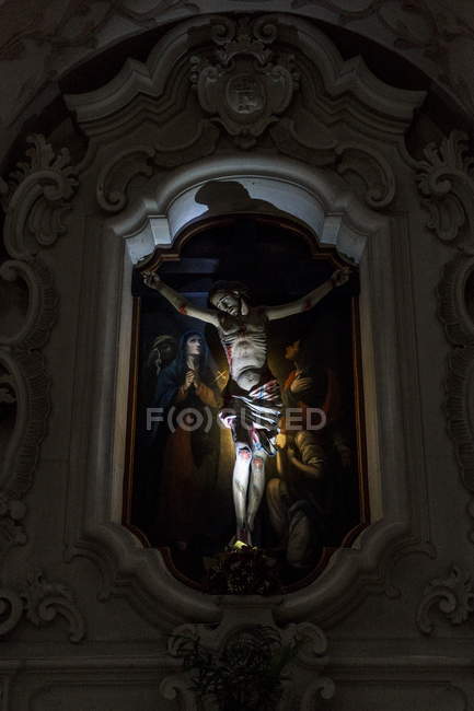 21 de abril de 2017. Apulia, Soleto, iglesia de Santa Maria Assunta. Escultura de Jesús clavada en la cruz - foto de stock