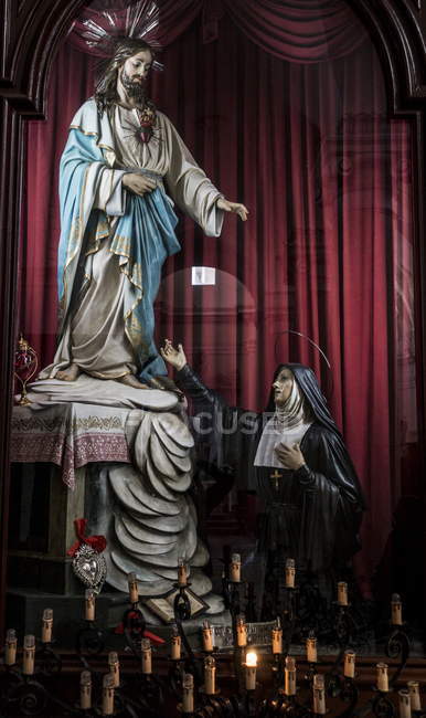 21. april 2017. apulia, soleto, santa maria assunta kirche. Vitrine mit Jesus- und Marienskulpturen — Stockfoto
