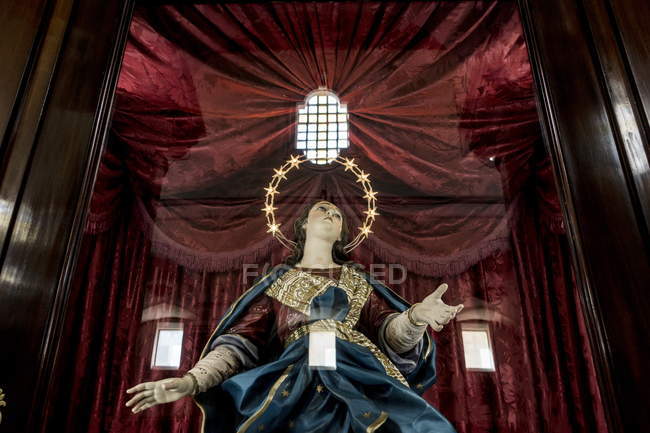 21. april 2017. apulia, soleto, santa maria assunta kirche. Vitrine mit Heiligenfigur — Stockfoto