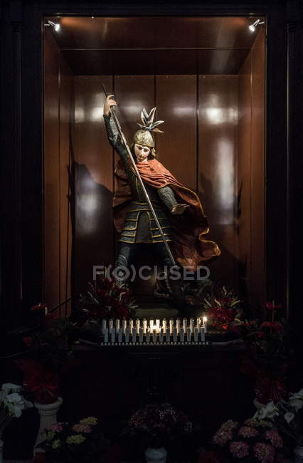 21. april 2017. apulia, soleto, santa maria assunta kirche. Vitrine mit Skulptur des Heiligen Michael Erzengel — Stockfoto