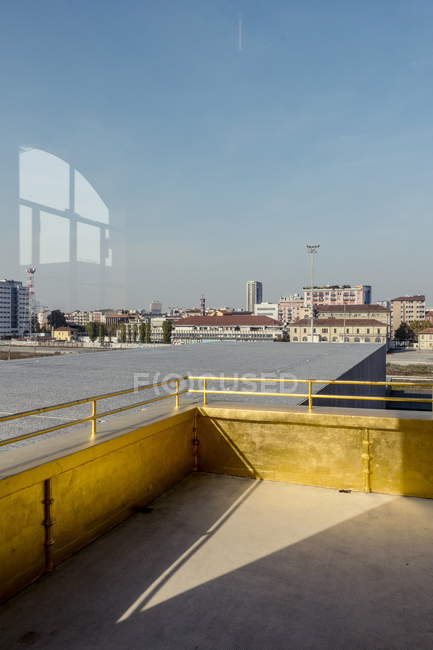 Milano, Fondazione Prada. Paesaggio urbano visto dalla finestra — Foto stock