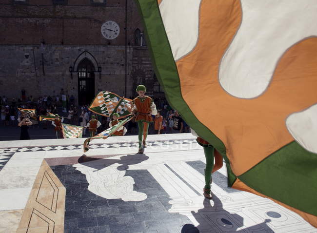15 agosto 2017. Italia, Siena, Palio. Bambini che portano bandiere sulla parata tradizionale — Foto stock