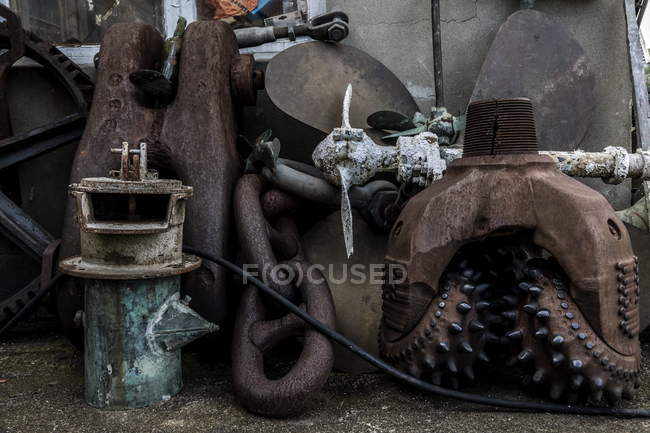 Vista diurna di diverse vecchie parti di macchine — Foto stock