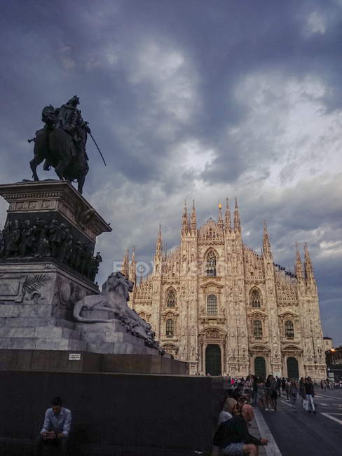 6 de septiembre de 2016. Italia, Milán, Piazza del Duomo. Gente cerca de la estatua de la Victoria - foto de stock