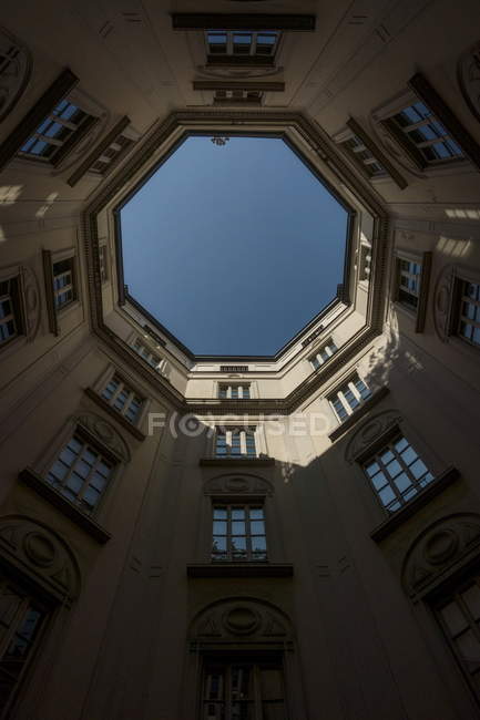 Vista inferior do pátio em forma de octógono de um edifício antigo em Milão — Fotografia de Stock