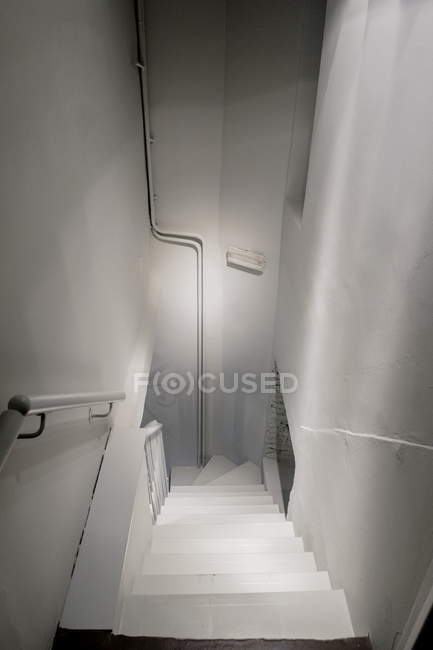 Vista ad alto angolo di scale bianche al chiuso — Foto stock