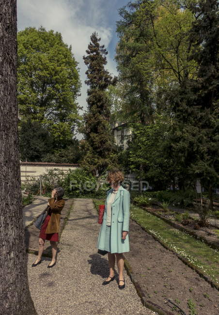 4 de abril de 2017. Milan, Garden of Brera Academy. Retrato de duas mulheres olhando para o lado — Fotografia de Stock