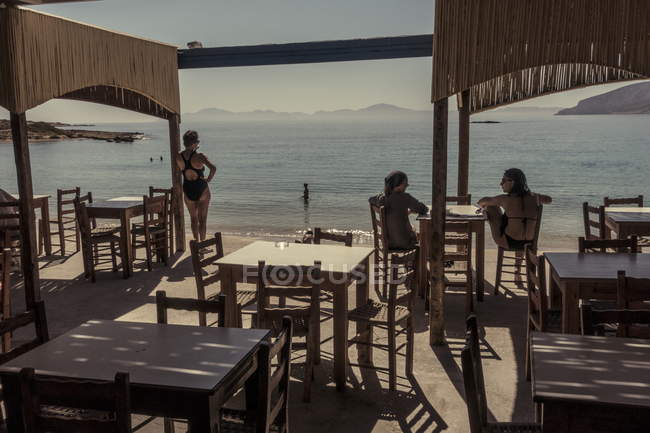 28 липня 2017 року. Греція. Задня портрет жінок у приморському кафе — стокове фото