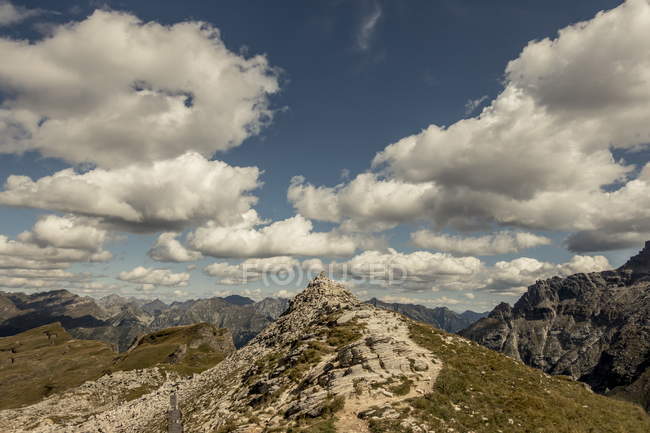 Italia, Alpe Devero. Nuvole sul paesaggio montano — Foto stock