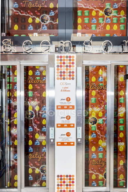 13. april 2017. italien, milan. Geschäft mit Süßigkeiten und Bonbons — Stockfoto