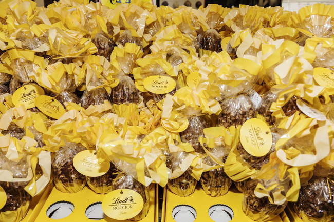 13 avril 2017. Italie, Milan. Bonbons dans des emballages jaunes colorés dans un magasin de confiserie — Photo de stock
