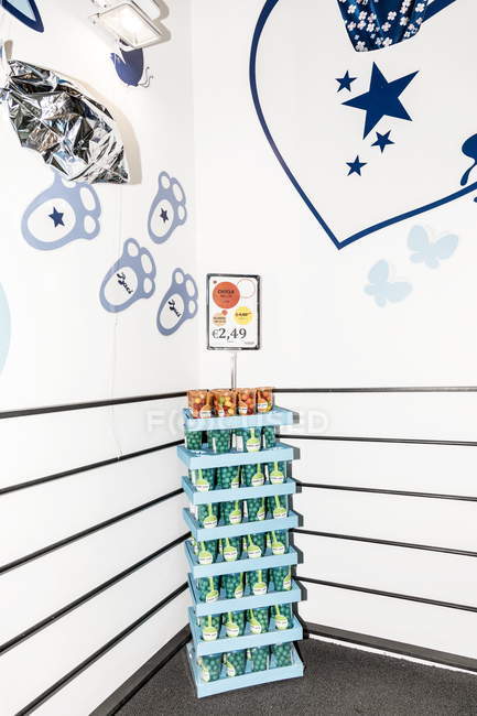 13 квітня 2017 року. Італія, Мілан. Різні цукерки на магазин прилавка з Ціна знак — стокове фото