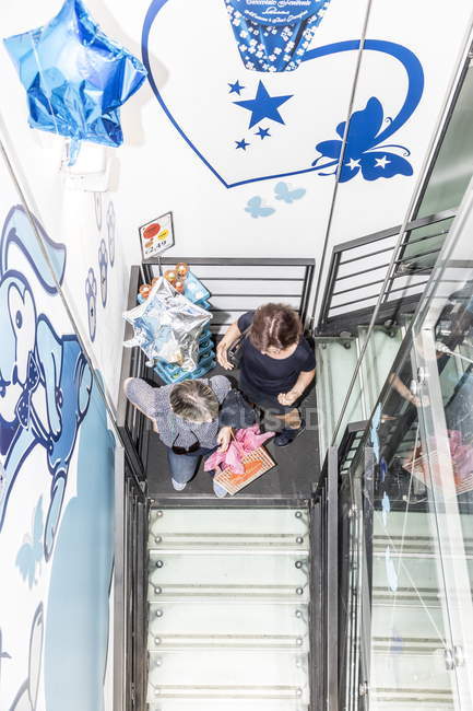 13 de abril de 2017. Itália, Milão. Vista elevada de duas mulheres na loja de doces e doces — Fotografia de Stock