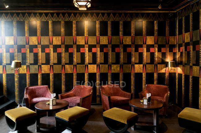 17 de febrero de 2017. Milán, restaurante Giacomo Arengario. Vista interior con mesas, sillas y sillones - foto de stock