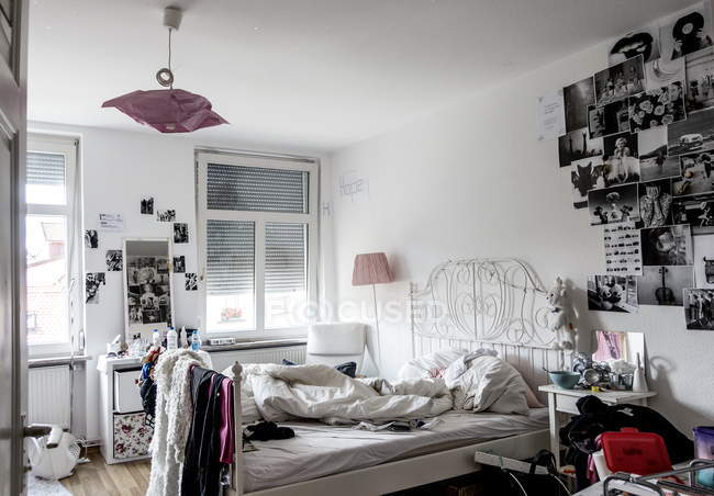 1 августа 2016 года. Констанц. грязная спальня для подростков с фотографиями на стенах — стоковое фото