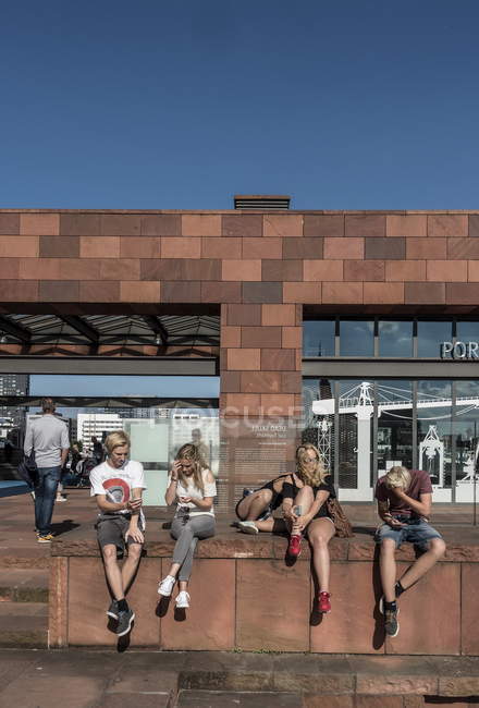 6 août 2016. Belgique, Anvers, Musée du Mas. Adolescents assis utilisant des smartphones — Photo de stock