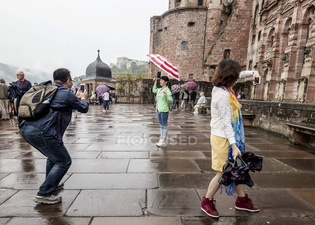 2 de agosto de 2016. Heidelberg. Vista diurna dos turistas que fotografam perto do castelo — Fotografia de Stock