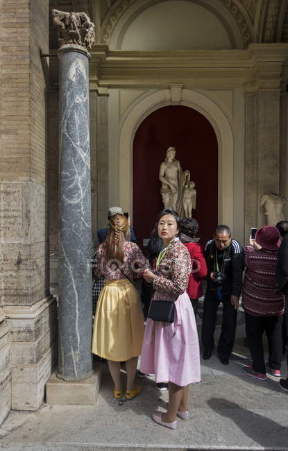 18 de marzo de 2017. Roma, Museo Vaticano. Grupo de turistas cerca de estatuas - foto de stock