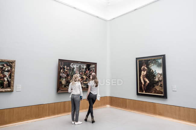 9 de agosto de 2016. Rotterdam, Museu Boijmans Van Beuningen. Retrato de mulheres olhando umas para as outras na galeria — Fotografia de Stock