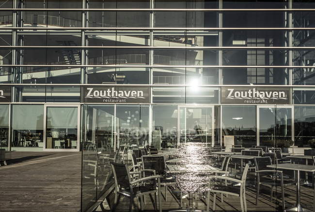 12 agosto 2016. Amsterdam, jazz club Bimhuis, terrazza della caffetteria Glass di fronte al ristorante Zouthaven con riflesso al tramonto — Foto stock