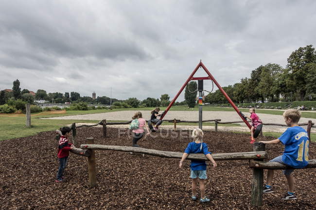 3 августа 2016 года. Германия, Гейдельберг. Дети играют на детской площадке — стоковое фото