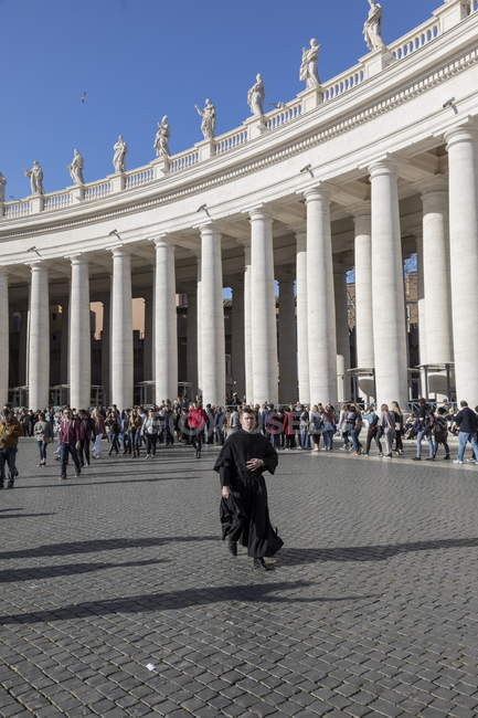17 de marzo de 2017. Roma, Piazza San Pietro. Sacerdote caminante - foto de stock