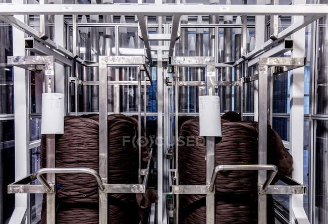1 marzo 2017. Italia, Valle Mosso, Biella, Reda 1865 fabbrica. Bobine di lana e costruzioni metalliche — Foto stock