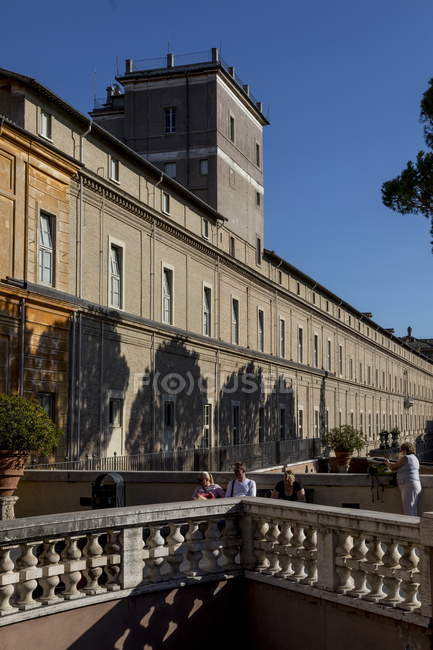 17 de marzo de 2017. Roma, Museo Vaticano. Personas descansando en el banco - foto de stock