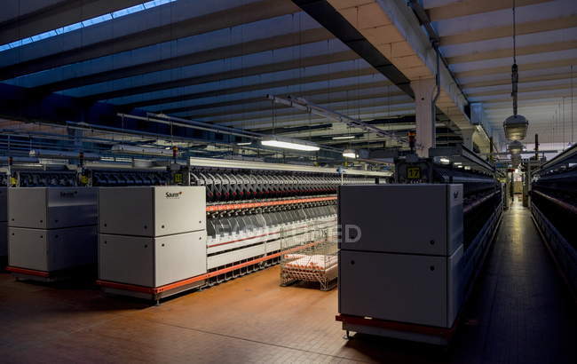 1 marzo 2017. Italia, Valle Mosso, Biella, Reda 1865 fabbrica tessile. Linee di produzione di notte — Foto stock