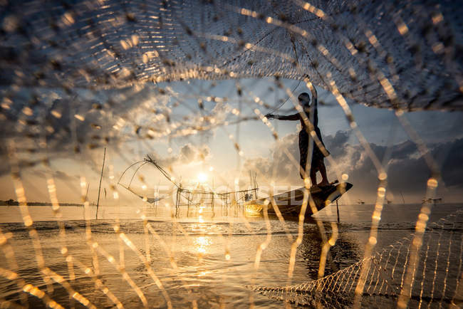 Paysage de Pakpra avec pêcheur au lever du soleil à Phatthalung, Th — Photo de stock