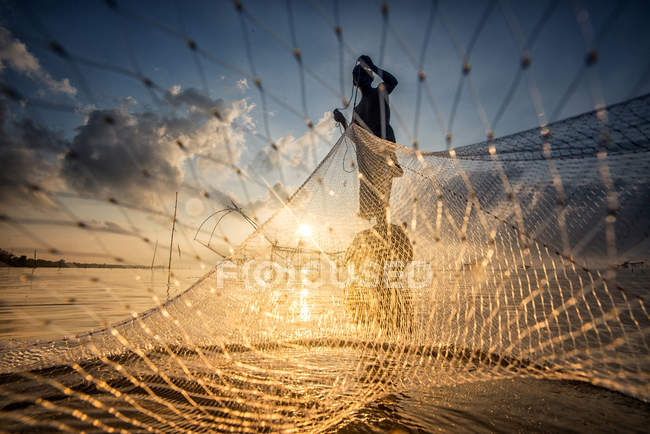 Paysage de Pakpra avec pêcheur au lever du soleil à Phatthalung, Th — Photo de stock
