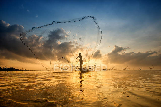 Paysage de Pakpra avec pêcheur au lever du soleil à Phatthalung, Th — Photo de stock