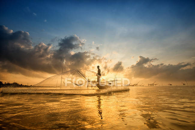 Paysage de Pakpra avec pêcheur au lever du soleil à Phatthalung, Th — Photo de stock