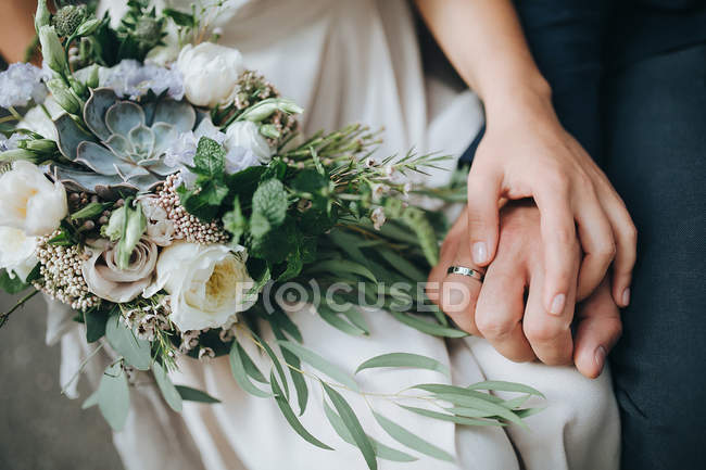 Mädchen und Mann mit Blumenstrauß — Stockfoto