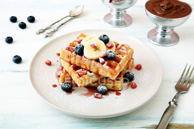 Waffles com frutas frescas — Fotografia de Stock