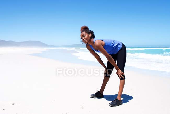 Donna che prende una pausa durante l'allenamento — Foto stock