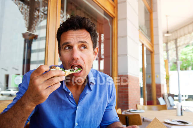 Vecchio bell'uomo che mangia pizza — Foto stock