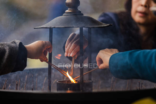 Allumage des bâtons d'encens — Photo de stock